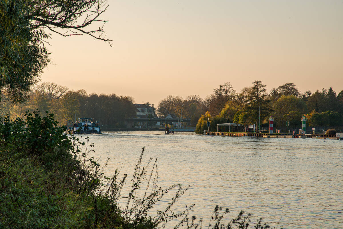 Schleuse im Abendlicht mit Lastschiff, das einfahren möchte