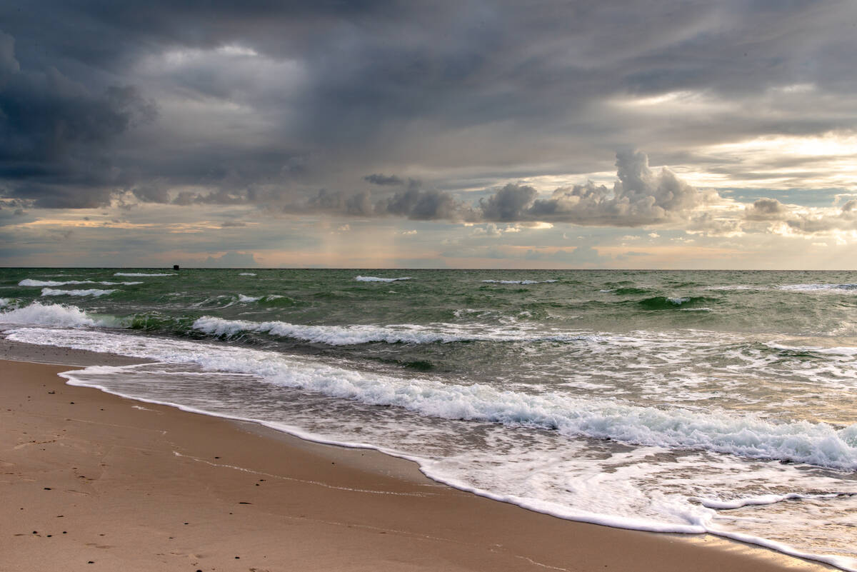 Wolken über der Ostseestrand am Darßer Ort